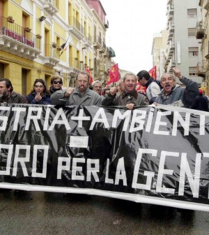 Redazione di Operai Contro, dopo Gela gli operai sono saliti a roma T’invio un articolo Sono 340 i lavoratori della raffineria di Gela e dell’indotto oggi a Roma per partecipare alla manifestazione indetta dalle federazioni dei chimici di Cgil, Cisl e Uil; un’agitazione che si affianca al giorno dello sciopero generale proclamato in tutte le aziende del gruppo Eni presenti sul territorio nazionale. Sette i pullman partiti da Gela, con a bordo non solo lavoratori chimici, edili e metalmeccanici, ma anche rappresentanti del consiglio comunale di Gela.  Dopo lo sciopero e la manifestazione di ieri, nella città siciliana in provincia […]