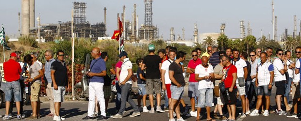 Redazione di Operai Contro, a Gela si è svolta la manifestazione degli operai del petrolchimico e dell’indotto dello stabilimento ENI. Noi operai dell’ ENI con gli operai dell’indotto siamo 3500 In corteo almeno ventimila persone, C’erano tutti: i sindacalisti di tutte le sigle, commercianti,professionisti, amministratori di tutta la Provincia, politici, monsignor Rosario Gisana, nuovo vescovo di Piazza Armerina. Tutti smaniosi e pronti a chiedere all’ENI di dare il lavoro a noii operai. Lungo tutto il tracciato manifesti con la scritta: “Il lavoro è l’unica forma di libertà dell’uomo”. Mi sembrava di rivedere i film dei nazisti che all’ingresso dei […]