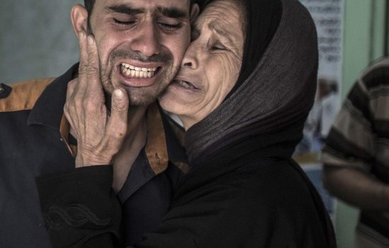 dal fatto quotidiano Colpi d’artiglieria sono caduti sul mercato di Sajaya. Il bilancio provvisorio è di almeno 15 morti e150 feriti. Lo riferiscono fonti palestinesi citate dalla Bbc. Secondo al-Aqsa Tv, l’emittente di Hamas, si è trattato di un raid aereo. Secondo l’agenzia palestinese Maan le vittime sarebbero 17, 160 i feriti. Nel quartiere, situato a est di Gaza City, il 20 luglio un bombardamento dell’Israel Defense Forse aveva causato la morte di oltre 70 palestinesi. Altri 7 palestinesi sarebbero stati uccisi a Khan Yunis. Sul versante opposto, in un’ora e mezza dalla Striscia sono stati lanciati 11 tra razzi e colpi di mortaio contro le comunità israeliane del sud del paese. Negli […]