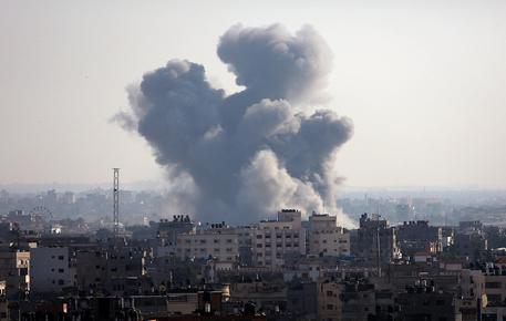 Redazione di Operai Contro, i sionisti bombardano Gaza per annientare il popolo palestinese Sono centinaia i morti e decine e migliaia i feriti. L’assassino Obama si preoccupa e chiede a Israele di non invadere Gaza. Per l’assassino Obama è meglio continuare le stragi con i bombardamenti. L’ONU chiede a Israele un uso della forza meno forte Il papa romano si è fatto le foto e ora tace E’ osceno. Ma coloro che superano ogni oscenità sono i giornalisti dell’ANSA. Titolano: ‘Hamas e’ pronto a combattere per mesi”: Devono propagandare ciò che vogliono i sionisti: i palestinesi hanno attaccato i […]