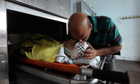 Redazione di Operai Contro, i borghesi padroni d’Israele da più di 50 anni condannano a morte i giovani d’israele, i giovani palestinesi. Fino a quando il  popolo d’Israele non abbatterà lo stato  capitalista non potrà essere costruito una unica nazione di ebrei, mussulmani e cattolici o di nessuna religione. I borghesi europei sono i responsabili del genocidio degli ebrei. Alla fine della seconda guerra mondiale decisero di liberarsi degli ebrei scampati al genocidio. Spinsero gli ebrei verso la Palestina. I Palestinesi sono stati massacrati. Chiusi in campi di concentramento, derubati dellaloro terra I borghesi  dello stato d’israele con la […]