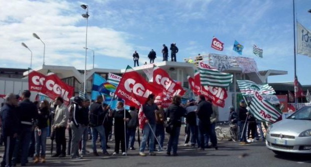 Operai a difendere la fabbrica Gli operai della Ideal Standard di Orcenico in provincia di Pordenone non si sono fatti fregare dai loro padroni. Infatti l’altra notte, appena hanno avuto sentore di una voce che si è rivelata esatta cioè che l’azienda stava per smantellare gli impianti, in poco tempo tutti gli operai sono accorsi intorno alla fabbrica e hanno bloccato i cancelli.  In pochi minuti grazie a un giro di sms il presidio degli operai che da mesi cerca di salvaguardare gli impianti della fabbrica si è “ingrossato” . A difendere le apparecchiature sono arrivati praticamente tutti gli operai a fronte del fatto che si […]