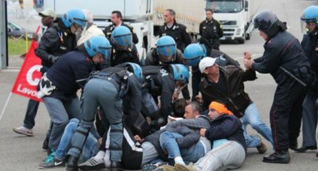 CRONACA La giornata di mobilitazione nazionale contro il licenziamento di 24 lavoratoti da parte dei magazzini Ikea ha avuto, il suo epicentro a Piacenza. E’ qui che oggi, sabato 24 luglio, i blocchi hanno prodotto, dopo gli scontri con le forze dell’ordine, tre feriti tra i manifestanti. E addirittura c’è chi, come il consigliere comunale di Rifondazione comunista, Carlo Pallavicini, ha parlato di “sequestro” dei facchini da parte degli agenti . Tutto è iniziato alle prime luci dell’alba, davanti ai cancelli del magazzino della multinazionale svedese che rifornisce il sud del mondo. A ritrovarsi qui non solo gli aderenti al sindacato Si Cobas provenienti anche da […]