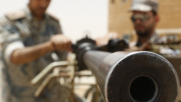 Redazione di Operai Contro, – Brutto colpo per il governo iracheno: le forze governative, coordinate dai militari USA, si sono ritirate da Tikrit dopo una lunga offensiva per riprendere la città controllata dai ribelli. Da giorni si combatteva per la città e le tv governative avevano dato la città per riconquistata, ma la forte resistenza opposta dai miliziani dello Stato islamico, che hanno proclamato il mese scorso il califfato e conquistato un’ampia zona tra Siria e Iraq. Le truppe governative e le milizie composte dai volontari sciiti si sono ritirate ieri sera da Tikrit, riposizionandosi a 4 chilometri a sud della città, […]