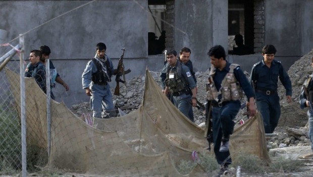 Cronaca Questa mattina i talebani hanno attaccato l’aeroporto internazionale di Kabul con razzi e armi automatiche. Il generale afgano Afzal Aman ha riferito che un commando ha occupato due edifici in costruzione a circa 700 metri a nord dello scalo e da lì ha preso di mira la struttura aeroportuale e i jet delle forze internazionali che sorvolano la città. Dopo qualche ora le autorità afgane hanno reso noto che l’attacco è stato respinto e tutti i ribelli sono stati uccisi. La rivendicazione dei talebani è stata affidata al portavoce Zabihullah Mujahid: “Un certo numero dei nostri combattenti con […]