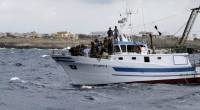 Redazione di Operai Contro, a Lampedusa morirono 366 immigrati (e si salvarono in 155). La polizia ha trovato i colpevoli. L’operazione della polizia ha portato al fermo di 9 persone (4 sono ricercati) e all’avviso di garanzia per altre 5. I provvedimenti sono stati emessi dalla Dda di Palermo nei confronti di altrettanti soggetti ritenuti responsabili, a vario titolo, dei reati di associazione per delinquere, nonché di favoreggiamento dell’immigrazione e della permanenza clandestina. I padroni italiani e Africani possono tirare  un sospiro di sollievo. Nessuno si è chiesto  chi è responsabile dell’emigrazione Nessuno si è chiesto chi  ha creato […]