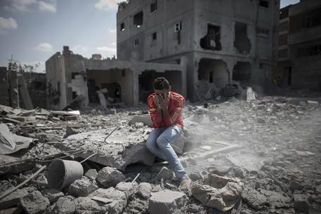 cronaca Continua a crescere il numero di cadaveri, “molti già in stato di decomposizione”, recuperati dalle macerie di Gaza: il bilancio sale a 85, che porta a mille morti, il numero complessivo delle vittime dall’inizio dell’offensiva israeliana. Una strage che nessuno potrà far dimenticare. Otto palestinesi, tra cui quattro bambini, sono stati uccisi durante un raid aereo israeliano a Khan Younes, a sud della Striscia di Gaza. Una ventina di palestinesi sono rimasti ferite nell’attacco, avvenuto poche ore prima dell’entrata in vigore di un cessate-il fuoco. Ieri attaccate 2 ambulanze, ucciso un volontario C’e’ anche un volontario della Croce […]