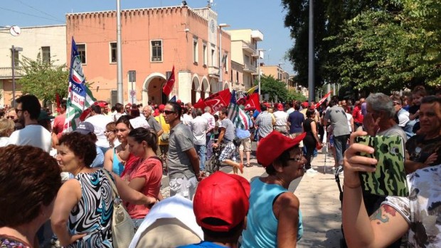 Operai contro, 28 Luglio 2014 Aprilia, provincia di latina: Morti due operai per intossuicazione lla Kyklos. Alle 10 di oggi, due operai di una ditta esterna, sono morti per avere inalato ammoniaca  apparentemente sversata accidentalmente nei pressi di dove i due lavoravano. La Kyklos di aprilia  è di propiretà del gruppo Acea. Cisterna di Latina. Alla Findus di cisterna di latina, questa mattina una operaia di 34 ani è rimasta ferita mentre guidava un muletto.L’operaia sarebbe stata investita da un altro mezzo che avrebbe colpito il muleto ad un fianco provocando all’operaia lo schiacciamento con frattura dell’anca e del […]