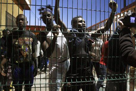 Caro Operai Contro, le lavanderie  funzionano senza gestore, perciò vanno abolite. Si potrebbe dire la stessa cosa dei semafori, dei passaggi a livello, dei bancomat, ecc. ecc., ma a soffiare sul vento razzista della Lega Nord, a Covo non c’è solo il sindaco ma pure l’opposizione, che si astiene sulla delibera per “sterilizzare” il paese dalla presenza degli extracomunitari. Allego l’articolo de ” La Stampa”. Saluti da Palazzago. << In centro, vietati friggitorie, kebabberie, pita gyros, sex shop, centri di telefonia internazionale e di trasferimento di denaro, negozi di «compro-oro», sale bingo, agenzie di scommesse, distributori automatici, lavanderie self […]