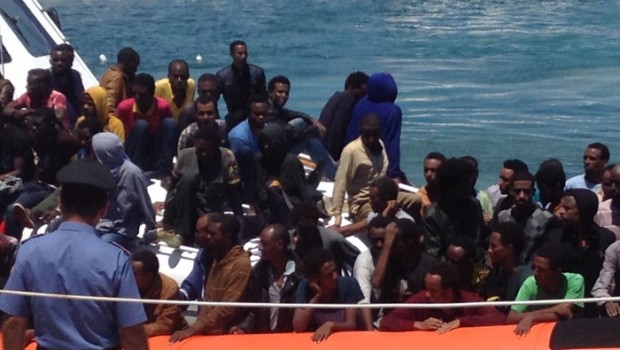 Redazione di Operai Contro, continua nel Mediterraneo la guerra contro gli immigrati. Sarebbero 19 i morti del tragico viaggio di un barcone partito dalla Libia con centinaia di migranti a bordo. Due persone sono ricoverate in gravi condizioni in ospedali di Palermo. Dal natante sarebbe partito un Sos raccolto da un mercantile a circa 80 miglia dalla costa di Lampedusa. Diciotto persone sono state trovati asfissiate dai fumi del vecchio motore nella stiva del barcone I responsabili delle stragi contro gli immigrati sono i padroni bianchi e neri Gli immigrati sono uomini, donne e bambini disarmati Un senegalese