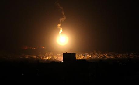 Redazione di Operai Contro, Salgono intanto a 355 le vittime palestinesi, dopo che nella notte nuovi bombardamenti hanno causato 12 morti tra cui 2 bimbi.  Israele continua a massacrare le donne e i bambini palestinesi I sionisti hanno imparato da Hitler e dagli USA che per prima cosa, per incutere terrore, massacrano la popolazione civile. Non hanno imparato niente dalla storia. Il criminale tedesco Hitler è stato sconfitto. Gli assassini americani sono dovuti scappare  dal Vietnam, dall’Iraq. Scapperanno dall’Afghanistan L’esercito israeliano nell’invasione da terra di gaza ha avuto 15 soldati uccisi. Già una volta, i criminali israeliani si sono dovuti […]