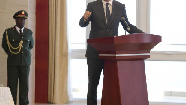 Redazione di Operai Contro, da sempre i politici italiani fanno parte  del comitato di affari dei padroni italiani all’estero. Renzi non sfugge al suo compito. Renzi è andato in Mozambico con una delegazione di imprenditori  a sponsorizzare l’ENI L’ENI è disponibile ad investire 50 miliardi in Mozambico E’ l’azione di rapina dei padroni italiani in africa a creare la fame e la necessità di immigrare. Un senegalese