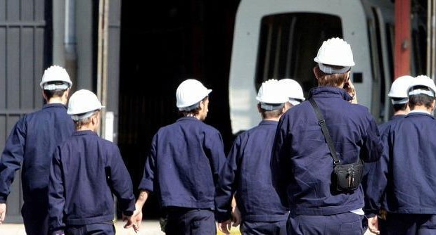 Redazione  di Operai Contro, Due operai sono morti in un impianto di compostaggio ad Aprilia in provincia di Latina. Stavano lavorando sopra un’autocisterna nello stabilimento Kyklos. Da una prima ricostruzione, sembra che i due operai abbiano aperto un boccaporto della cisterna e siano stati investiti dalle esalazioni. Uno dei due è poi precipitato all’interno dell’autocisterna. Non è ancora chiaro che tipo di sostanza fosse contenuta nella vasca. I cadaveri sono stati recuperati dai vigili del fuoco Un lavoratore di Latina