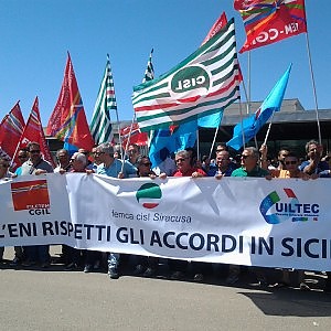 Caro Operai Contro, Renzi fece il miracolo e annunciò l’accordo: dopo 2 anni si rivela puntualmente un grande bluff tipico del piazzista, gli operai bloccano la città. Dalla cronaca del Fatto Quotidiano. Saluti da un affezionato lettore   Traffico paralizzato alle porte di Gela per la protesta di un migliaio di lavoratori del petrolchimico dell’Eni. Dalle 4 di martedì 19 gennaio, i sindacati confederali, i lavoratori dell’indotto e i dipendenti hanno sigillato le vie d’accesso alla città con due blocchi sulle strade per Catania e Licata. La mobilitazione è nata su Facebook per opporsi alla chiusura della raffineria e […]