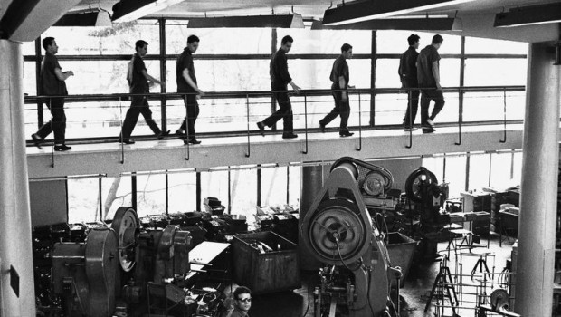 Redazione di Operai Contro, Sotto segnalazione di operai al montaggio (Gruppo operai Fiat cnh) gli ispettori hanno riscontrato diverse anomalie che porteranno a prescrizioni immediate. . Inoltre anche i delegati fiom e uilm hanno firmato il verbale con incongruenze nei mix produttivi,   primo risultato; postazioni da rifare con numero di cicli minori nella produzione, paranchi (in aggiunta in quanto assenti) multe e prescrizioni a fiat.   GRUPPO OPERAI FIAT CNH MODENA 24 LUGLIO 2014