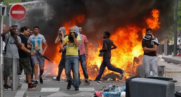 Redazione di Operai Contro, Si moltiplicano in tutto il mondo le manifestazioni e i raduni di piazza a sostegno del popolo palestinese contro le operazione militari condotte da Israele nella Striscia di Gaza.  Un nuovo corteo organizzato vicino a Parigi Centinaia di simpatizzanti filo-palestinesi hanno sfidato l’intimazioni delle autorità e si sono radunati nei pressi della stazione delle ferrovie della banlieue di Garges-Sarcelles, a nord di Parigi. Enorme il dispositivo messo in atto dalla sicurezza. .Gli agenti hanno creato un cordone di sicurezza vicino alla sinagoga, per sostenere una trentina di filo isreliani armati di spranghe di ferro. Ieri a Parigi un’altro raduno vietato dalle […]