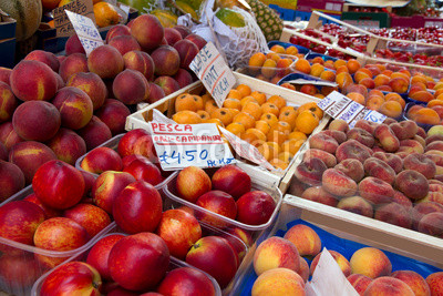 Albicocche, pesche e nettarine non hanno mercato. I frutticoltori non riescono a venderle. Sono forse di cattiva qualità? No, sono integre, saporite, perfette. Eppure i commercianti, i mediatori, la grande distribuzione organizzata (super, ipermercati e discount) non le vogliono o sono disposti a pagare non più di 20-25 centesimi al chilo, anche meno. A questi prezzi gli agricoltori non recuperano neanche il costo della raccolta, perciò preferiscono lasciare la frutta sugli alberi, a cadere e marcire.   Gli operai, i proletari, i disoccupati non possono acquistare albicocche, pesche e nettarine o ne limitano molto il consumo perché costano troppo: […]