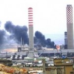 Barricate al petrolchimico di Gela: gli operai diretti e dell’indotto presidiano dall’alba le vie d’accesso alla fabbrica contro “l’annunciato ridimensionamento produttivo dello stabilimento”. Sabato scorso c’era già stato un sit-in di protesta. Gli operai si oppongono al ventilato disimpegno dell’Eni, le cui scelte, con il congelamento degli investimenti pari a 700 milioni di euro, fermano di fatto il processo di riqualificazione e di rilancio e mirano a ridurre la raffineria a un deposito costiero di idrocarburi.   Il transito di persone e merci è bloccato. Consentito il passaggio solo al personale turnista addetto agli impianti, fermi dal 15 marzo, […]