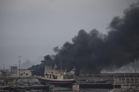 CRONACA A giornata appena iniziata, sale ancora il bilancio dei Palestinesi uccisi nella Striscia di Gaza: almeno 26 al momento, tra le quali figurano nove donne e quattro bambini. La strategia dell’esercito d’Israele è chiara: terrorizzare i civili Ammontano ad almeno 1.113  i palestinesi uccisi dall’inizio dell’offensiva israeliana l’8 luglio scorso per rioccupare il campo di concentramento di Gaza Nelle prime ore della notte bombardamenti hanno colpito Rafah e nel campo profughi Bureij. I Palestinesi del campo di concentramento di Gaza si difendono e continua il lancio di razzi su Israele Cinque soldati israeliani sono stati uccisi  e molti altri feriti ieri nei […]