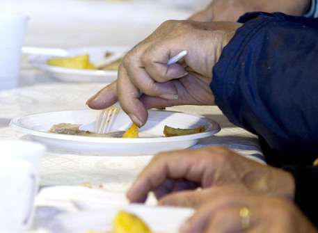 Redazione di Operai Contro, un gangster racconta la balla che stiamo uscendo dalla crisi. Chi non ci crede è un disfattista La povertà aumenta In Italia 9 milioni di persone non hanno soldi per sopravvivere Vi invio un articolo Uno studente “Oltre 9 milioni di italiani non ce la fanno e sono a rischio povertà: è sempre più estesa l’area di disagio sociale che non accenna a restringersi”. E’ quanto sostiene Unimpresa, secondo cui “da giugno 2014 a giugno 2015 altre 30mila persone sono entrate nel bacino dei deboli in Italia: complessivamente, adesso, si tratta di 9 milioni e […]