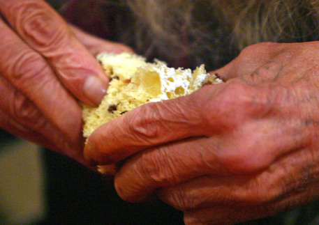 Redazione di Operai Contro ,La crisi ha quasi triplicato il numero dei poveri in Italia: nel 2007, ultimo anno di crescita del Pil, erano 2,4 milioni (il 4,1% della popolazione), mentre nel 2012, secondo gli ultimi dati disponibili, vivevano in povertà assoluta 4,8 milioni di italiani, l’8% del totale. Nel 2014 quasi 6 milioni. La povertà in Italia, con la crisi, non solo è aumentata quantitativamente ma ha anche “allargato i propri confini” toccando segmenti che nel passato erano ritenuti “poco vulnerabili” come “il centro-nord, le famiglie con due figli, i nuclei con capofamiglia di età inferiore a 35 […]