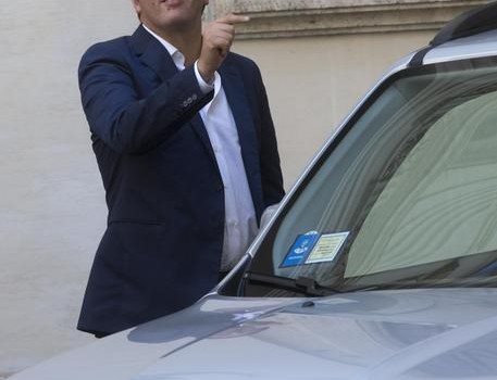 Caro Operai Contro, Renzi fa sapere di non avere fretta. Di andare anche oltre l’otto agosto, il termine ultimo fissato dal governo, per approvare la cosi detta riforma del Senato. Dichiara Renzi: “se vogliono fare ostruzionismo con 8 mila emendamenti, facciano pure, noi ci mettiamo lì e, poco alla volta, andiamo avanti con la serenità di chi sa che non ci stanchiamo”. Ma su cosa si tanno “scontrando” realmente in Parlamento? Quelle che Renzi chiama “riforme”, sono invece cambiamenti di leggi e regole per sveltire il decisionismo del governo e delle cariche istituzionali. Non c’è in cantiere nessuna “riforma”, […]