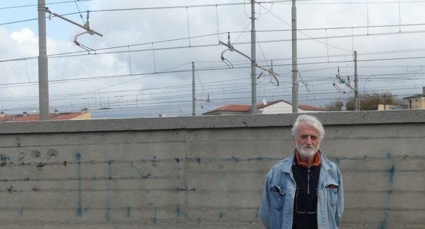 Redazione di Operai Contro, Il ferroviere Riccardo Antonini non riavrà il suo posto di ferroviere. Lo ha deciso la corte d’appellodi Firenze, confermando la decisione di primo grado del tribunale di Lucca dopo il licenziamento avvenuto nel 2011, a un anno dalla pensione. Antonini, 62 anni, 40 dei quali passati in Ferrovie, si è sempre impegnato sul fronte sicurezza, come sindacalista della Filt-Cgil. E’ uno dei volti-simbolo della strage di Viareggio: non si è tirato indietro quando la famiglia di una delle 32 vittime della tragedia del 29 giugno 2009 gli ha chiesto una consulenza tecnica per l’incidente probatorio, iniziato nel marzo 2011. Consulenza che Antonini, egli stesso viareggino, […]