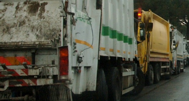 Redazione di Operai Contro, la Campania è la terra dei fuochi. Ora sta diventando la discarica ufficiale in Italia T’invio un articolo Un napoletano Scongiurare un’altra settimana di immondezzaio a Roma. L’Ama, azienda municipalizzata della capitale, lavora alle soluzioni per evitare il peggio. Tra le ipotesi, a quanto risulta al fattoquotidiano.it, spunta quella di lanciare una proposta di acquisto degli impianti di proprietà dell’avvocato Manlio Cerroni, re dei rifiuti di Roma. E’ una possibilità, ma l’azienda lavora anche alla ricerca di soluzioni alternative, vaglia anche l’ipotesi di fare come la Calabria: mandare una parte dei propri rifiuti negli impianti di trattamento […]