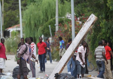 Sono immigrati per lo più negri! Per questo il padrone del bar gli ha sparato alle gambe ferendoli. A questo punto la comunità è intervenuta in loro difesa, e ovviamente non poteva farlo in modo salottiero. E’ successo nella stessa frazione di Castel Volturno dove nel 2008, i boss casalesi uccisero 6 immigrati e un italiano, per frenare le proteste contro il bestiale sfruttamento del lavoro stagionale nei campi. “Una piccola guerra civile annunciata”, fa sapere giulivo il sindaco di Castel Volturno, Dimitri Russo. E giustifica l’accaduto col fatto che su 25 mila abitanti ben 15 mila sono immigrati, […]