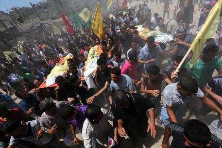 Redazione di Operai Contro, L’esercito sei padroni sionisti sta bombardando Gaza. In due giorni abbiamo avuto 35 morti e 300 feriti I padroni sionisti vogliono sterminarci, ma non ci riusciranno. Combatteremo i criminali di Israele e non ci arrenderemo. Chiediamo agli operai di essere dalla nostra parte Un palestinese  