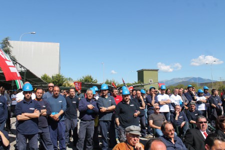   Gli operai della Sapa di Fossanova di Latina continuano ad occupare la fabbrica visto e considerato l’esito negativo dell’incontro di ieri al Ministero, il padrone rimane convinto delle sue intenzioni cioè chiusura della fabbrica. Infatti ieri il tavolo di concertazione convocato presso il ministero per lo sviluppo economico per discutere della vertenza Sapa non ha portato alcuna novità importante, l’azienda non concorda sulla richiesta dei sindacati di una cassa integrazione per crisi aziendale, ma solamente alll’ipotesi di un ammortizzatore sociale per cessazione dell’attività. Di fronte ha un totale irrigidimento dell’azienda agli operai non rimare che mantenere la fabbrica occupata, in tal modo possono […]