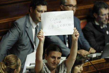 Redazione di Operai Contro, prima i ladri del senato li eleggevano i partiti borghesi presenti alle elezioni Con la riforma Renzi saranno nominati dai ladri dei consigli regionali. I ladri nomineranno i ladri Viva la riforma Renzi. Ma a cosa serve riformare il Senato? Il Pd di Renzi ha il 20% dei voti La riforma è un accordo tra il gangster del Pd e il pregiudicato di FI I due compari si illudono di prenderci ancora per il culo Un astensionista