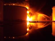 DAL CORRIERE DELLA SERA E’ iniziata la fuga dalla Libia, dove le violenze delle ultime due settimane gli scontri tra gruppi armati hanno causato 97 morti e 400 feriti solo nella capitale, Tripoli. I diplomatici occidentali continuano ad abbandonare la Libia che sprofonda nella spirale incontrollabile del caos mentre nell’area di Tripoli si rischia la catastrofe a causa degli incendi a catena di depositi di carburante colpiti da un razzo durante i gli scontri tra fazioni rivali. In particolare un razzo che ha colpito un deposito di carburante ha causato incendi a catena sulla strada che porta all’aeroporto della […]