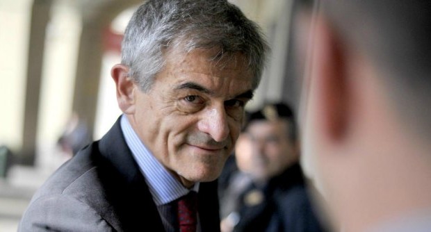 Redazione di Operai Contro, Il governatore del Piemonte Chiamparino dice basta ai NO TAV e scende in campo Sergio Chiamparino.  lo sa ha spiato i NO TAV: “Quand’è il momento di far vedere la faccia buonista del movimento, organizzano manifestazioni con la polenta e la banda di paese, con le mamme e i bambini che sfilano in corteo. Quando, invece, è il momento di creare danno, la sera con i volti coperti, lanciano bombe, bloccano l’autostrada, fanno azioni di vera e propria guerriglia”. Sergio Chiamparino è un uomo tutto di un pezzo. Non ha mai lavorato è sempre stato […]