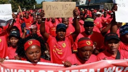 da contropiano .org Si è concluso oggi con un accordo tra le parti un lungo sciopero indetto dall’Unione nazionale dei metalmeccanici del Sudafrica (Numsa), durato per quattro settimane. Il via libera all’accordo è arrivato grazie alla mediazione del Dipartimento del lavoro nazionale e di un organismo ‘ad hoc’, ha spiegato il sindacato Numsa, sostenendo che tutti i suoi 220.000 affiliati hanno accettato l’offerta della controparte “all’unanimità”. Il patto stabilisce un aumento salariale fisso del 10% per tre anni destinato ai lavoratori meno pagati, un’intesa a cui entrambe le parti sono arrivate dopo aver più volte rivisto le loro istanze […]