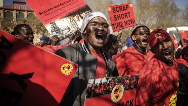 Cara Redazione, 87 minatori estratti vivi dopo il crollo, altri 38 sono ancora sepolti e non si sa quanto potranno ancora resistere. Costretti a lavorare per il profitto nelle viscere della terra, senza misure di sicurezza, per arricchire i padroni. Costruiamo il partito per la fine dello sfruttamento operaio, per la liberazione dalla schiavitù del lavoro salariato. Allego l’articolo de La Stampa. Saluti da un lettore. pretoria 115 minatori sono rimasti intrappolati in una miniera d’oro vicino a Barberton, nella provincia di Mpumalanga (Nord-est del Sudafrica), area ricca di cave per l’estrazione del prezioso metallo giallo. I soccorritori sono […]