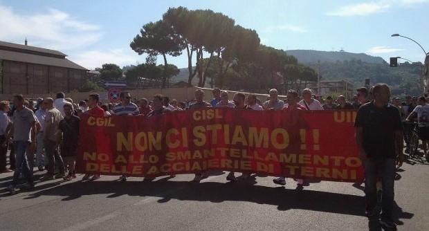 Redazione di Operai Contro, altro che ripresa, aumentano i licenziamenti.  Dopo lo spegnimento dell’altoforno della Lucchini di Piombino e le annunciate chiusure degli stabilimenti Marcegaglia Buildtech a Taranto e Sesto San Giovanni, ora tocca  Acciai speciali Terni (Ast) delgruppo Thyssenkrupp. Il 17 luglio, l’azienda, che conta 2800 dipendenti e 130 anni di storia, ha presentato un piano industriale che prevede una riduzione del personale di 550 persone in due anni e lo spegnimento di un forno dello stabilimento umbro. Una decisione che ha provocato l’immediata reazione dei operai, che hanno indetto uno sciopero di otto ore e hanno sfilato in corteo dallo stabilimento fino al centro. Il […]