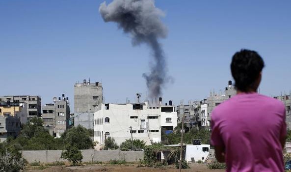 Redazione di Operai Contro, i macellai di Israele sono stanchi di ammazzare e vogliono una tregua. Hanno ucciso con i loro bombardamenti oltre 200 donne e bambini, hanno ferito oltre 1200 palestinesi. Ora vogliono riposarsi Il premier israeliano Benyamin Netanyahu ha iniziato a esaminare all’alba di martedì a Tel Aviv, con i ministri del Consiglio di sicurezza del governo, la proposta di tregua in Medio Oriente avanzata dall’Egitto, su pressione degli Stati Uniti. Una proposta avallata dalla Lega araba, che aveva chiesto a israeliani e palestinesi di aderirvi, e accolta positivamente dal criminale Barack Obama, dichiarando che Israele ha […]