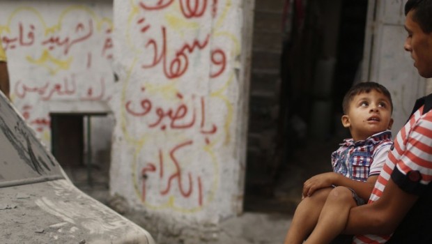 Cronaca della strage La tregua a Gaza non è vicina,  Certo non “nelle prossime ore” ma a quanto sembra nemmeno nei prossimi sette giorni. Anche perché già ieri era arrivato lo stop di Hamas: “Niente cessate il fuoco se l’Idf (l’esercito israeliano, ndr) non lascia la Striscia e toglie il blocco”. Ma stamattina la chiusura secca arriva da Tel Aviv: “Difficile una tregua nei prossimi giorni, se la condizione è che le truppe si ritirino”, ha detto il ministro della Scienza Yakoov Peri, ex capo della sicurezza: “Posso dire con certezza che due o tre giorni non saranno abbastanza per […]