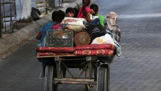 Redazione di Operai Contro, I sionisti minacciano la popolazione di Gaza. “Chiunque trascuri le istruzioni dell’esercito metterà la vita di se stesso e della sua famiglia a rischio. Attenzione”.  E’ quanto si legge nei volantini lanciati dall’esercito israeliano sulla zona di Beit Lahia, nel nord della Striscia di Gaza, con l’avviso agli abitanti di abbandonare prima di mezzogiorno le case. “Il conflitto israelo-palestinese ha già devastato troppe generazioni. Serve una tregua immediata”, ha detto il ministro degli Esteri Federica Mogherini alla vigilia della missione che la porterà in Medio Oriente. La titolare della Farnesina ha avuto colloqui telefonici con […]