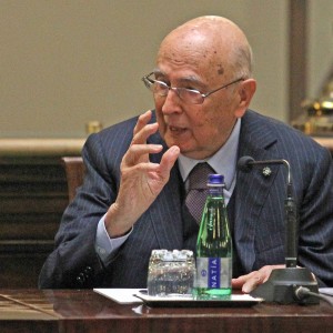 Redazione di Operai Contro, ci eravamo dimenticati delle lezioncine di Napolitano Il milionario della politica in vacanza pensava al suo saluto al miting di CL Le tante “angosciose” crisi internazionali e il dramma dell’immigrazione devono spingere a una “coesione nuova della comunità internazionale e, in primis, per il consolidamento dell’Ue intesa come baluardo di democrazia, libertà e giustizia”. E’ il richiamo del capo dello Stato, Giorgio Napolitano, nel messaggio inviato al Meeting di Cl a Rimini.   Prendendo spunto dal tema di quest’anno del Meeting, giunto alla 35/ma edizione, il Capo dello Stato sottolinea che “le “periferie” non sono lontane, […]