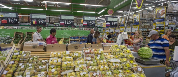 Redazione di operai Contro, L’embargo russo all’importazione di prodotti agricoli da Ue, Usa, Norvegia, Australia e Canada, sta causando scompiglio e seri danni economici sui mercati europei. I padroni piangono, a breve licenzieranno i loro operai accusando la Russia. La guerra commerciale è in pieno svolgimento, la guerra militare ne è l’antefatto e il proseguimento. La Commissione europea ha creato una speciale autorità incaricata di valutare le conseguenze dell’embargo russo sui prodotti agroalimentari provenienti dall’Ue. Il pregiudizio globale annuo potrebbe essere di 12 miliardi di dollari, mentre i fondi europei a disposizione per risarcire gli agricoltori ammontano a 400 […]