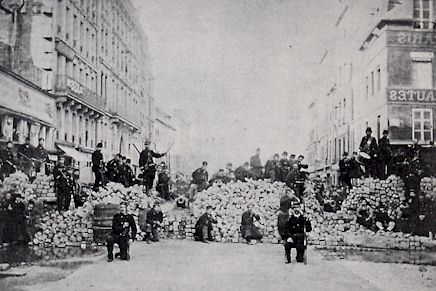 Redazione di Operai Contro, i borghesi provano orrore per quanto avviene in Iraq. I borghesi parlano di umanità I borghesi fanno finta di dimenticare la loro ferocia Quando nel 1871 sconfissero a Parigi i Comunardi, fucilarono più di 20000 operai, mentre altre migliaia dovettero scappare all’estero. Da Wikipedia, l’enciclopedia libera. La Comune di Parigi è il governo democratico–socialista che diresse Parigi dal 18 marzo al 28 maggio 1871. A seguito delle sconfitte militari della Francia contro la Prussia, il 4 settembre 1870 la popolazione di Parigi impose la proclamazione della Repubblica, contando di ottenere riforme sociali e la prosecuzione della guerra. Quando il governo provvisorio deluse le sue aspettative e l’Assemblea […]