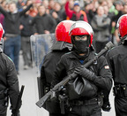 da http://www.naiz.eus/en/ DEL 5 AGOSTO 2014 IL GOVERNO BASCO DI LAKUA HA COMPRATO NUOVE ARMI IN SOSTITUZIONE PROGRESSIVA DEI PROIETTILI DI GOMMA IN DOTAZIONE ALL’ERTZAINTZA PER AZIONI ‘ANTIDISTURBO’. QUESTE ARMI SONO LANCIAGRANATE POSSONO CAUSARE DANNI GRAVI A DISTANZA DI 30 METRI. EFFETTI DELLA DEMOCRAZIA PREVENTIVA CONTRO I LAVORATORI E I DISOCCUPATI CHE SCENDONO I PIAZZA CONTRO I PROVVEDIMENTI DEL GOVERNO E LE AZIONI DEI PADRONI.   EUSKAL HERRIA Lakua sustituye las balas de goma por lanzagranadas que pueden causar «grave daño» El material antidisturbios que ya emplea la Ertzaintza para sustituir las balas de goma es un «lanzagranadas», según H&K, […]