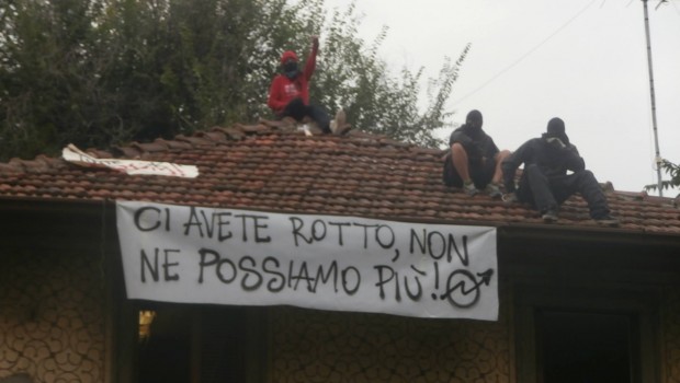   E’ iniziato alle prime ore di questa mattina lo sgombero del csoa Lambretta a Milano, un insieme di palazzine di proprietà dell’Aler occupate nella primavera del 2012. Intorno alle 7 polizia, carabinieri, agenti della digos e guardia di finanza si sono presentati in forze, militarizzando il quartiere in cui si trova lo spazio sociale e facendo poi irruzione al suo interno. Sei compagni che si trovavano all’interno del Lambretta sono riusciti a raggiungere il tetto di una delle palazzine, dove stanno tuttora resistendo, mentre all’esterno, in piazza Ferravilla, ha iniziato a formarsi un presidio di solidarietà. Il Lambretta […]