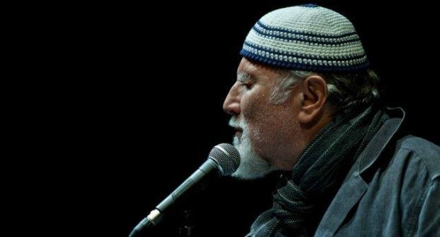 Il conflitto israelo-palestinese è uno dei problemi centrali del nostro tempo sul piano reale ma ancor di più sul piano della percezione simbolica, anche se tutto sommato riguarda un numero limitato di persone rispetto alle moltitudini dei grandi scacchieri incandescenti. Perché è tanto importante? A mio parere perché, oltre alle ragioni fattuali che lo definiscono, evoca ripetutamente nella dimensione fantasmatica, lo spettro dell’antisemitismo, quello del suo esito catastrofico, la Shoah, ma anche quello del suo doppio negativo, la vittima che diventa carnefice. La Shoah non solo ha espresso in sé il male assoluto, ma ha cambiato definitivamente la nostra visione antropologica […]