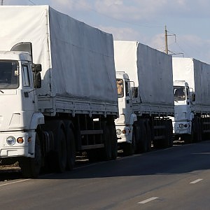 CRONACA DALLA REPUBBLICA Nei giorni scorsi sembrava essersi attenuta la tensione tra Russia e Ucraina sul convoglio di aiuti militari preprarato da Mosca che dallo scorso 14 agosto attende di entrare nell’ex repubblica sovietica. Ma oggi arriva la sfida di Putin: le autorità russe hanno ordinato al convoglio di aiuti umanitari fermo alla frontiera di procedere per Lugansk, nell’est dell’Ucraina. 32 dei circa 280 camion Kamaz dipinti di bianco carichi di acqua, generatori e sacchi a pelo destinati alle popolazioni civili dell’Ucraina orientale sono già entrati in territorio ucraino, guidati dalla Croce rossa.DOSSIER/LA CRISI UCRAINA-RUSSIAIl convoglio era stato bloccato […]