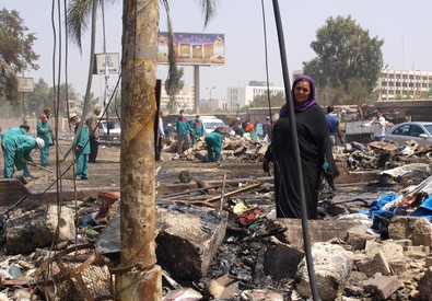 Pubblichiamo una denuncia di HRW  contro il governo dei padroni Egiziani che dopo il colpo di stato contro Morsi sì sono contraddistinti anche per la feroce repressione contro gli oppositori portata avanti dalle forze di sicurezza centrale. Circa 1400 manifestanti sono rimasti uccisi nelle proteste di piazza in questi 7 mesi di governo, l’episodio più grave resta lo sgombero del sit in islamista di Rabaa el Adaweya il 14 agosto che causò circa 1000 morti.  I governanti egiziani sono degli assassini a cui il gangster Renzi è andato a stringere le mani La denuncia di HRW: Lo scorso anno a Rabaa “è stato portato a […]