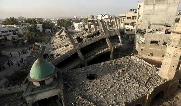 Redazione di Operai Contro, «Faccio mio l’appello di altri colleghi per l’immediato rilascio del soldato israeliano rapito». Lo ha detto il premier Matteo Renzi, parlando dal Cairo al termine dell’incontro con il dittatore egiziano al-Sisi, e riferendosi alla presunta cattura del sottotenente israeliano 23enne Hadar Goldin da parte di Hamas (che ha negato la cattura e ipotizza che il soldato sia morto «sotto le bombe»). Renzi soffre di mania di grandezza e complicità stragista Mania di grandezza perché pensa di essere il padreterno, ma i palestinesi se ne fregano del dittatorello italiano. Complicità stragista perché  non ha mai chiesto […]