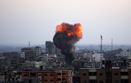 Redazione di Operai Contro, Gaza è stata rasa al suolo. I morti Palestinesi sono oltre 2000. Più di 600  i bambini Palestinesi uccisi. I feriti a Gaza sono più di 10000. A Gaza non c’è crisi umanitaria. Lo afferma Renzi, la UE, gli USA Gli assassini Israeliani sono le vere vittime dei feroci mussulmani di Gaza Gli assassini Israeliani possono continuare il Macello del popolo Palestinese. Il governo israeliano ha annunciato il richiamo di 10 mila riservisti delle forze armate, A Gaza non c’è crisi umanitaria. I terroristi di Hamas sono nemici della pacifica convivenza  Tre comandanti del braccio armato […]